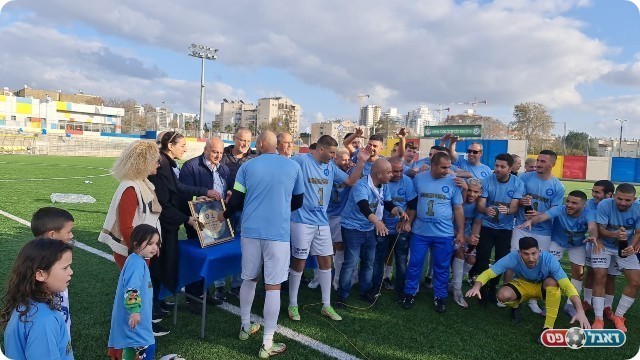 שחקני קריית ים חוגגים (אבי רביבו)